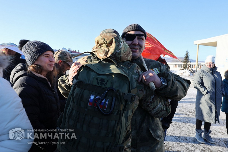 Это радость со слезами на глазах — самолёт с мобилизованными бойцами СВО прилетел на Камчатку. Фото: Виктор Гуменюк . Фотография 25