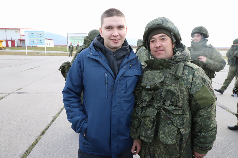 Мобилизованных жителей Камчатки торжественно проводили к месту несения службы. Фото: Виктор Гуменюк. Фотография 46
