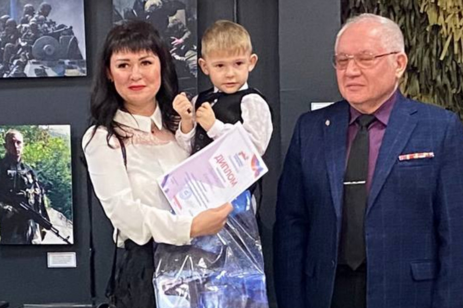 Победителям камчатского конкурса «Нарисуй защитника Отечества» вручили дипломы и подарки  . Фото: филиал Фонда «Защитники Отечества». Фотография 2