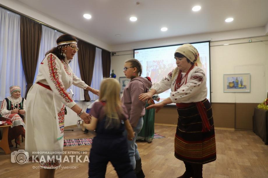 Святочные традиции вспоминали в краевой библиотеке Камчатки. Фото: Виктор Гуменюк. Фотография 56