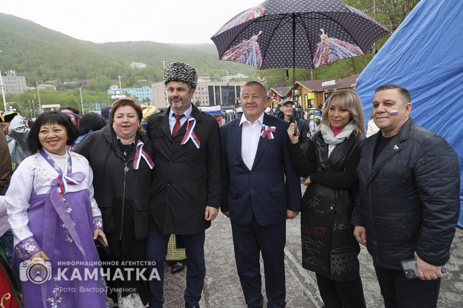 День России отметили на Камчатке многонационально, с митингом, концертом и детскими забавами. . Фотография 12
