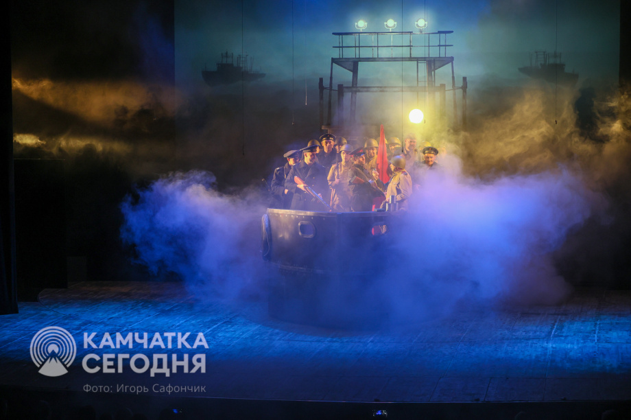 Спектакль «Баллада о Курильском десанте» стал финальный аккордом в череде памятных мероприятий к 80-летию Победы (фоторепортаж). . Фотография 21