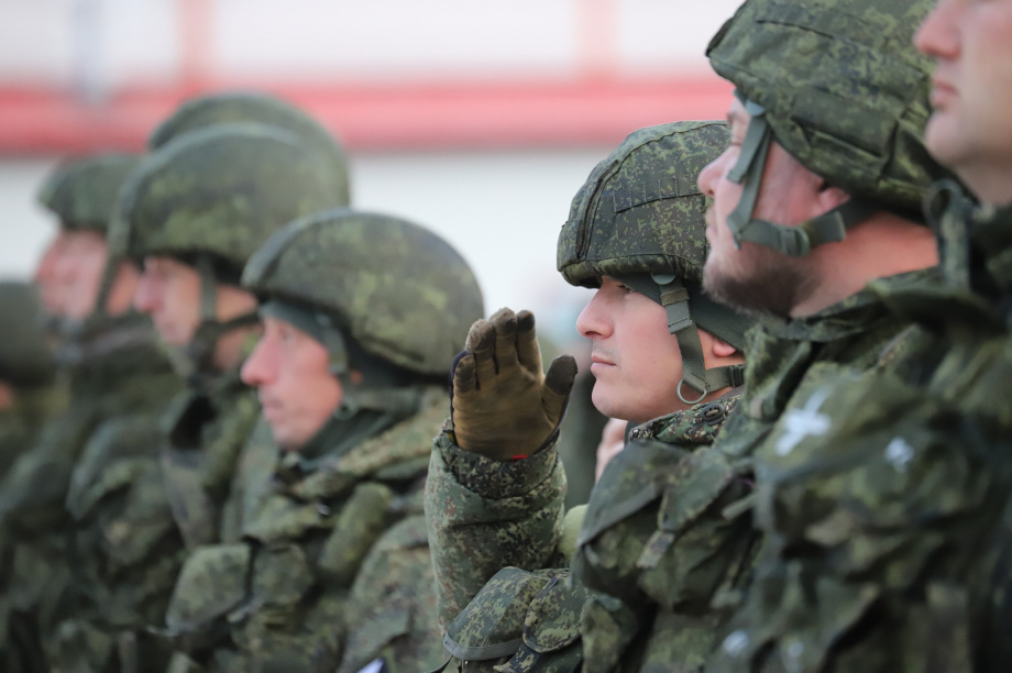 Мобилизованных жителей Камчатки торжественно проводили к месту несения службы. Фото: Виктор Гуменюк. Фотография 18