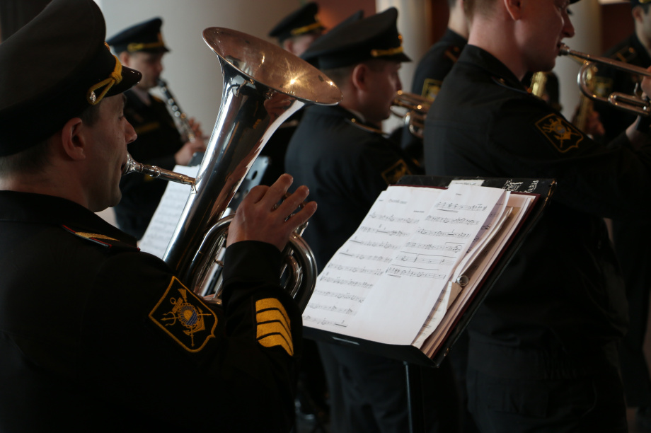 Импровизированный концерт прошел в главном аэропорту Камчатки к 8 марта. . Фотография 1