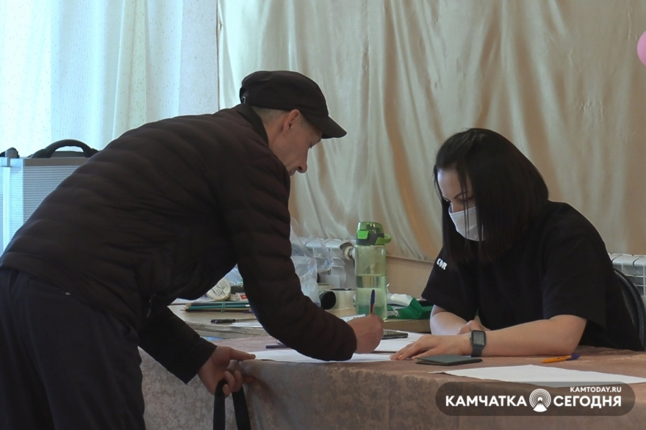 Жители камчатских сёл голосуют за депутатов «Единой России». Фото: информационное агентство "Камчатка". Фотография 2