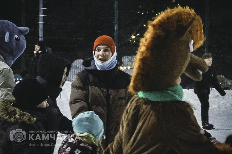 В столице Камчатки открылись катки (фоторепортаж). Фото: «Камчатка Сегодня» \ Игорь Сафончик. Фотография 4
