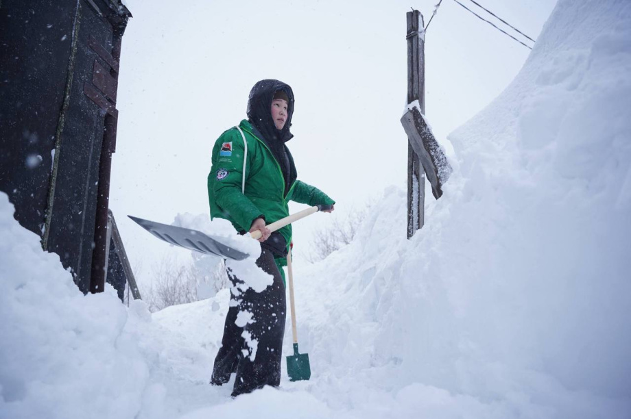 Тёплая помощь в снежном хаосе: камчатская молодежь взяла на себя заботу о самых уязвимых. Фото: kamgov.ru. Фотография 8