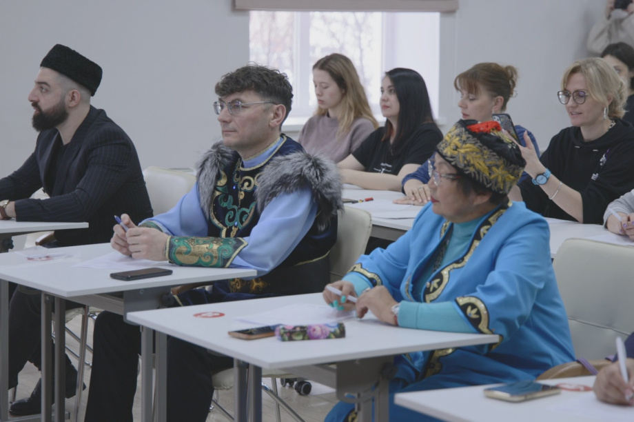 Тотальный диктант на Камчатке собрал около 200 энтузиастов русского языка. Фото: kamgov.ru. Фотография 2