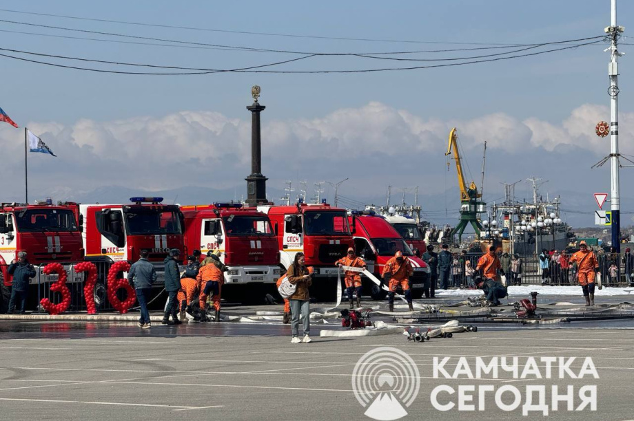 День пожарной охраны на Камчатке отмечают вальсом тяжелых машин и шоу поющих фонтанов. Фото: ИА "Камчатка". Фотография 1
