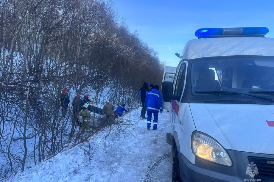 Спасатели Камчатки эвакуировали водителя после съезда автомобиля в кювет. Фото: ГУ МЧС России по Камчатскому краю. Фотография 3