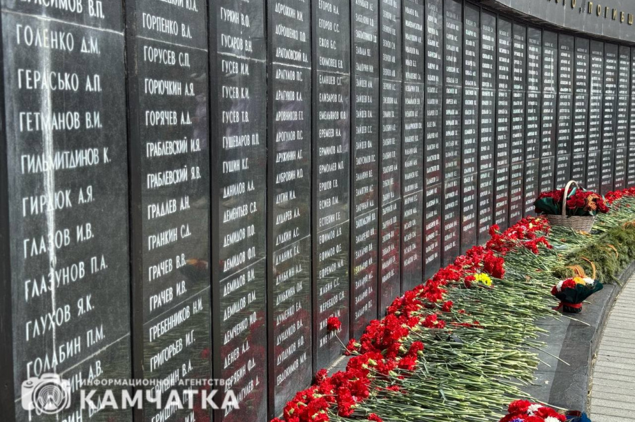 Камчатка почтила память героев Великой Отечественной возложением цветов. Фото: ИА "Камчатка". Фотография 15