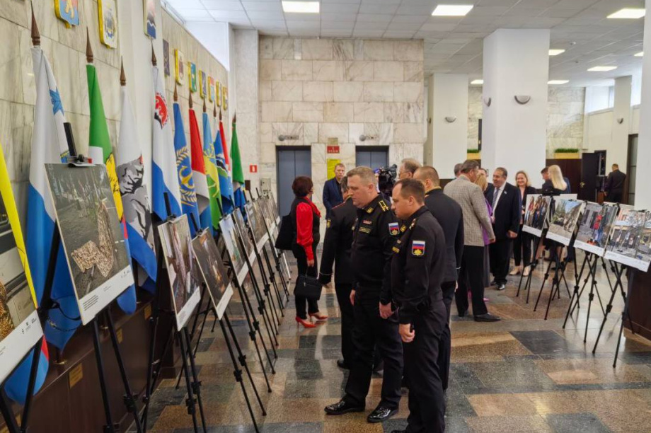 Фотовыставка «Хроники террора украинского неонацистского режима» открылась на Камчатке. Фото: фонд Защитники Отечества (Камчатка). Фотография 1