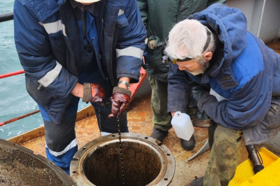 Военные коммунальщики завершают навигационный завоз топлива в отдаленные гарнизоны Камчатки. . Фотография 2