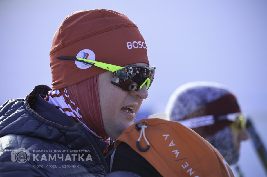Лыжня России 2026 на Камчатке: полторы тысячи участников объединились на старте. Фото: «Камчатка Сегодня» \ Игорь Сафончик. Фотография 81