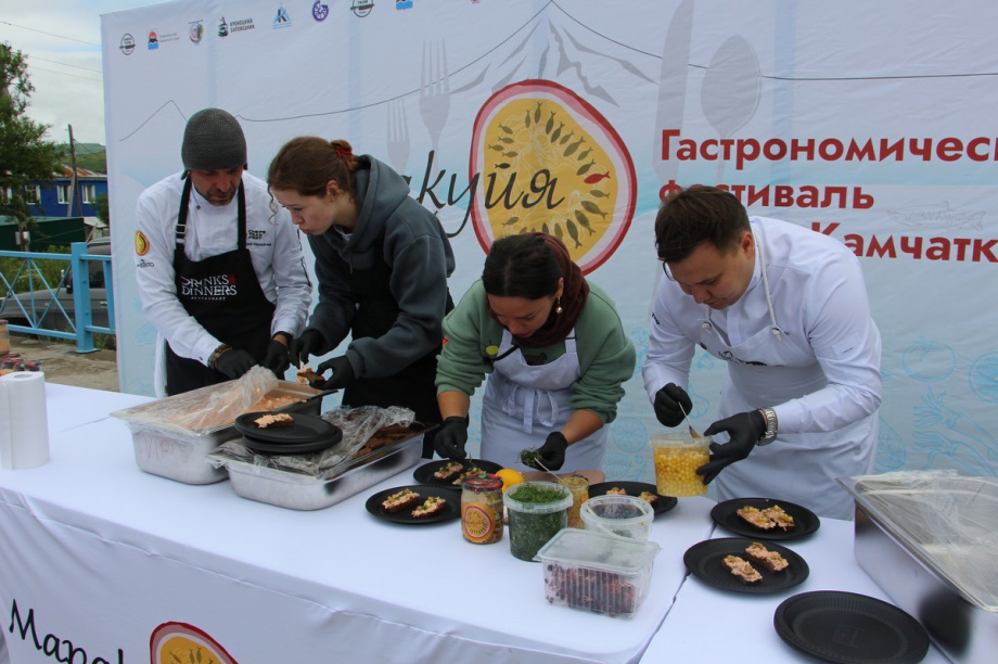 Первый гастрономический фестиваль «Маракуйя» в посёлке Озерновский собрал около 500 гостей. Фото: ФГБУ «Кроноцкий государственный заповедник». . Фотография 1