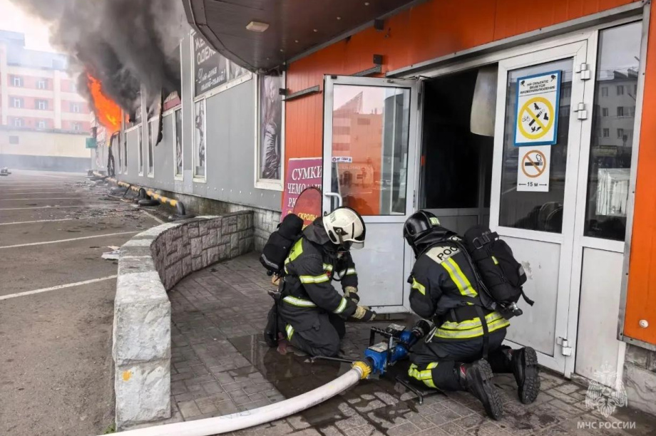 Пожар на торговой базе в Петропавловске: что известно к этому часу. Фото. . Фотография 6