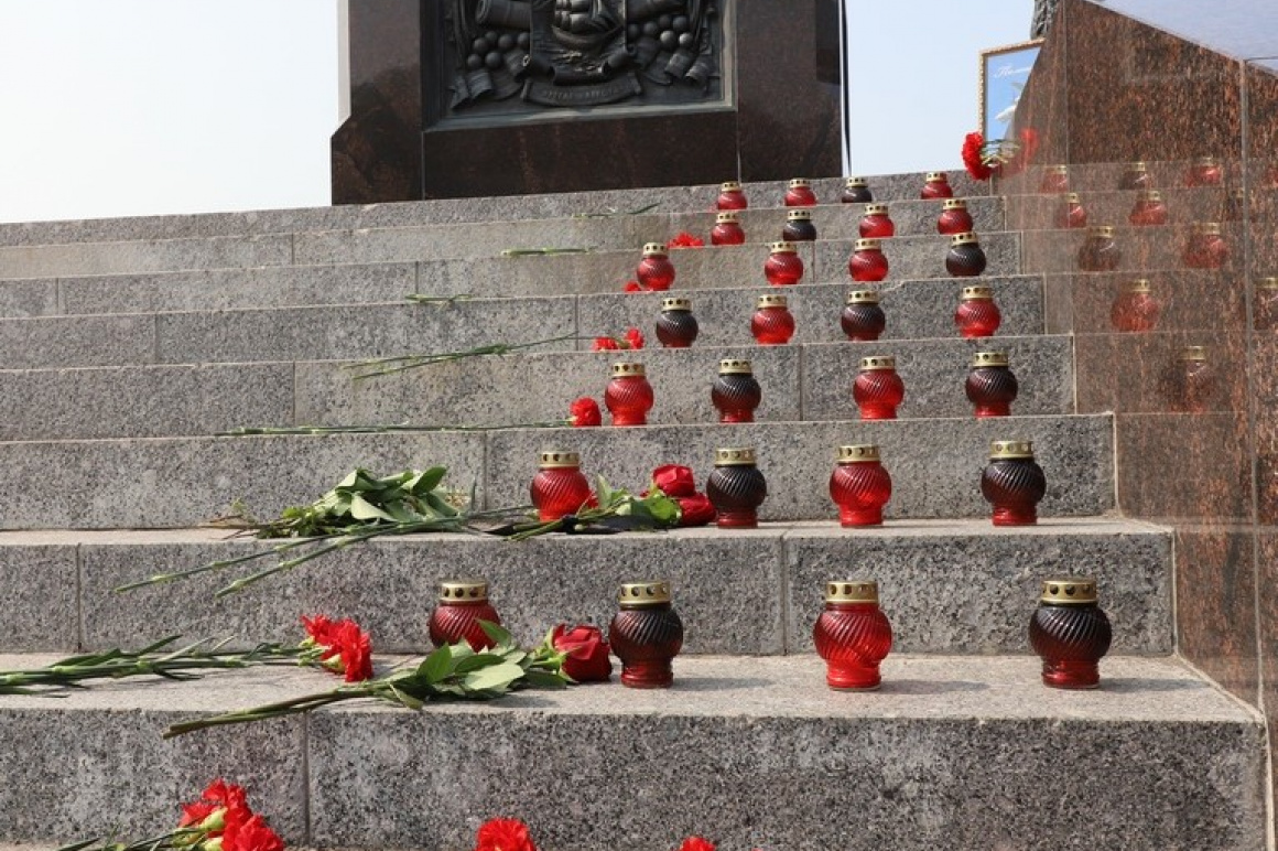 Камчатцы несут цветы в центр Петропавловска в память о погибших при крушении Ан-26. Фото. Фото: Виктор Гуменюк\ИА "Камчатка". Фотография 4