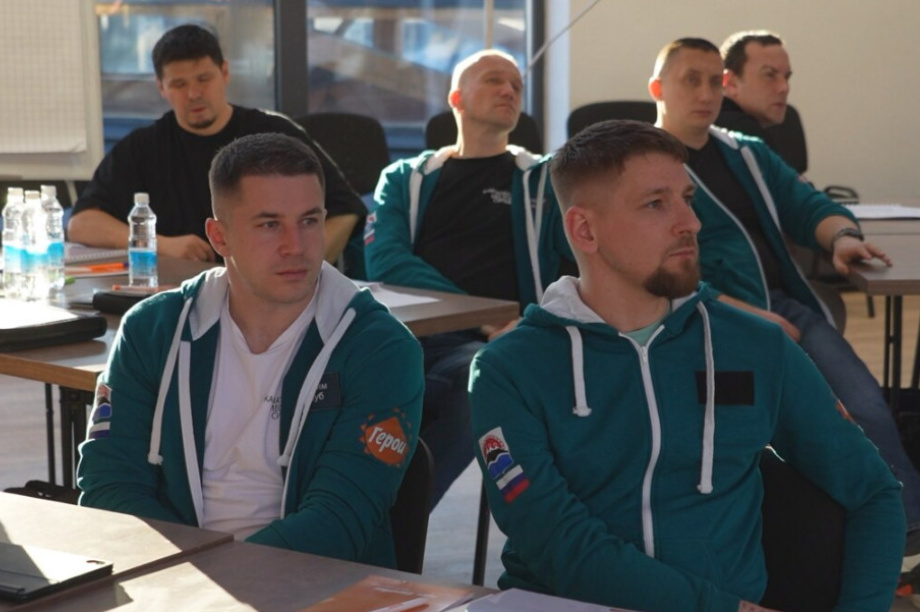 Сергей Меркулов провел встречу с участниками программы «Герои Камчатки». Фото: kamgov.ru
