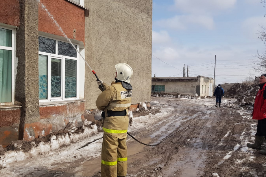 Повторную промывку зданий от пепла ведут в Усть-Камчатском районе. Фото: kamgov.ru