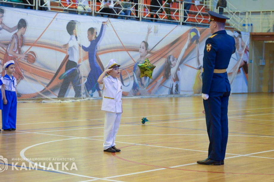 Маленькие герои большого праздника — дошколята Камчатки показали мастерство на конкурсе строя и песни. Фото: Управление образования ПКГО / Екатерина Мазур. Фотография 5