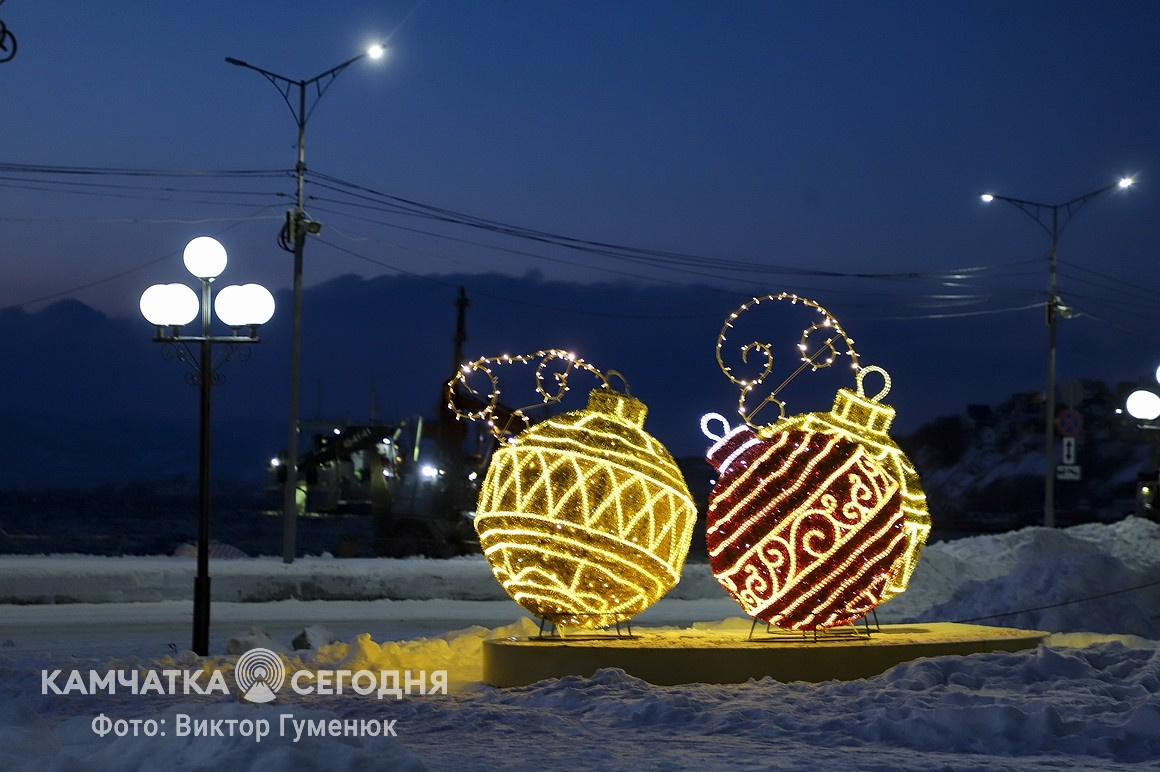Новогодние огни зажгли на главной елке Камчатки. Фоторепортаж. Фото: Виктор Гуменюк. Фотография 7