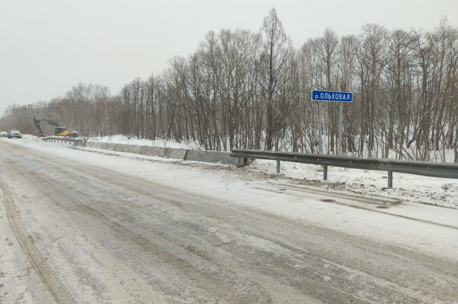 Перильное ограждение ставится на двух мостах в Елизовском районе. kamgov.ru. Фотография 3