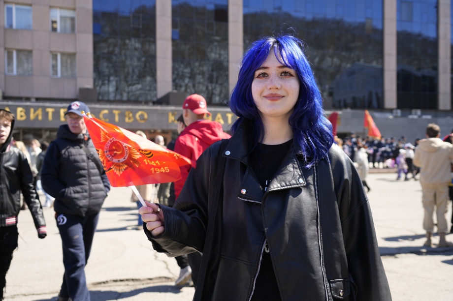 Тысячи камчатцев вышли на первомайское шествие на площади Ленина (фоторепортаж). . Фотография 22