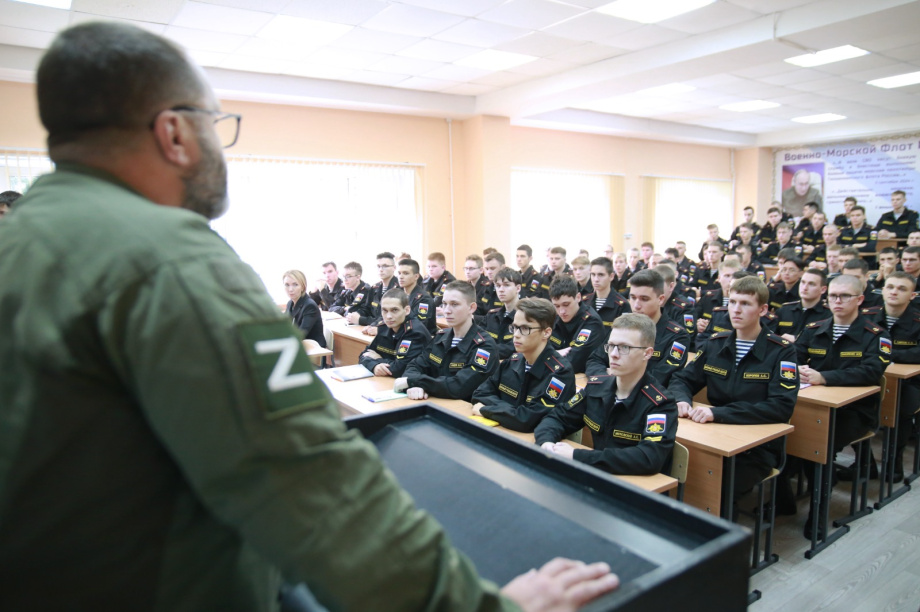 Эксперт  Игорь Кимаковский провел встречу со студентами Камчатки. Фото: Заксобрание Камчатского края. Фотография 2