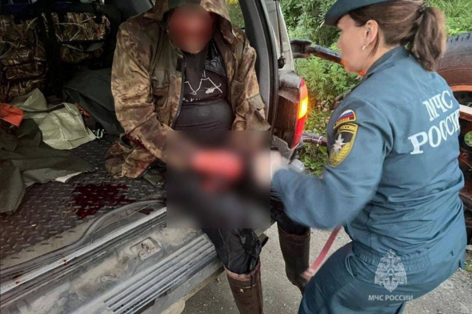 Житель Камчатки выжил после встречи с медведем. Фото: t.me/mchskam41. Фотография 1
