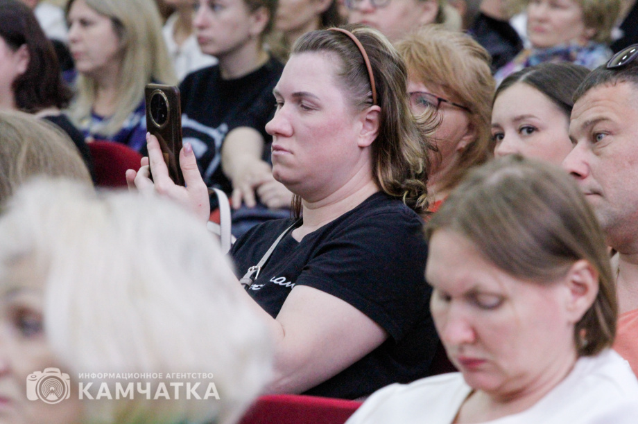 Встреча губернатора с горожанами - обратная связь и конструктивный диалог. Фото ИА «Камчатка»\ Игорь Сафончик. Фотография 4