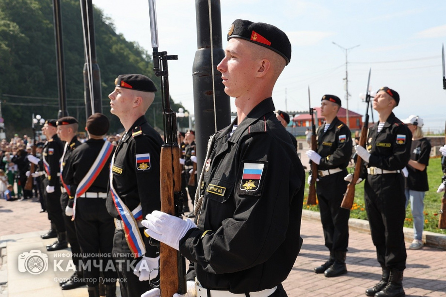 Триколор на главной площади Петропавловска-Камчатского - главный герой и триумфатор  . Фото: ИА «Камчатка» \ Виктор Гуменюк. Фотография 25