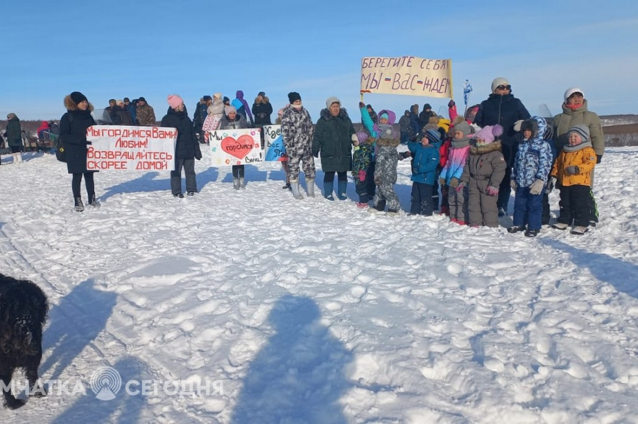 Жители села Седанка проводили своих земляков, вызвавшихся добровольцами на СВО. Фоторепортаж. фото: Светлана Захарова. Фотография 5