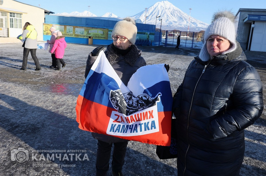 Это радость со слезами на глазах — самолёт с мобилизованными бойцами СВО прилетел на Камчатку. Фото: Виктор Гуменюк . Фотография 4