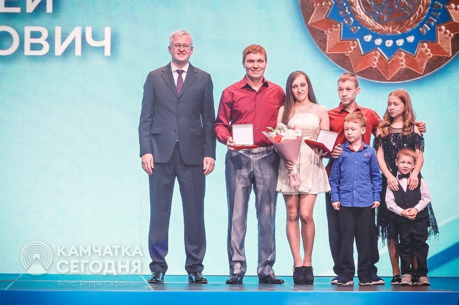 Владимир Солодов вручил награды героям, чемпионам и многодетным семьям Камчатки. . Фотография 12