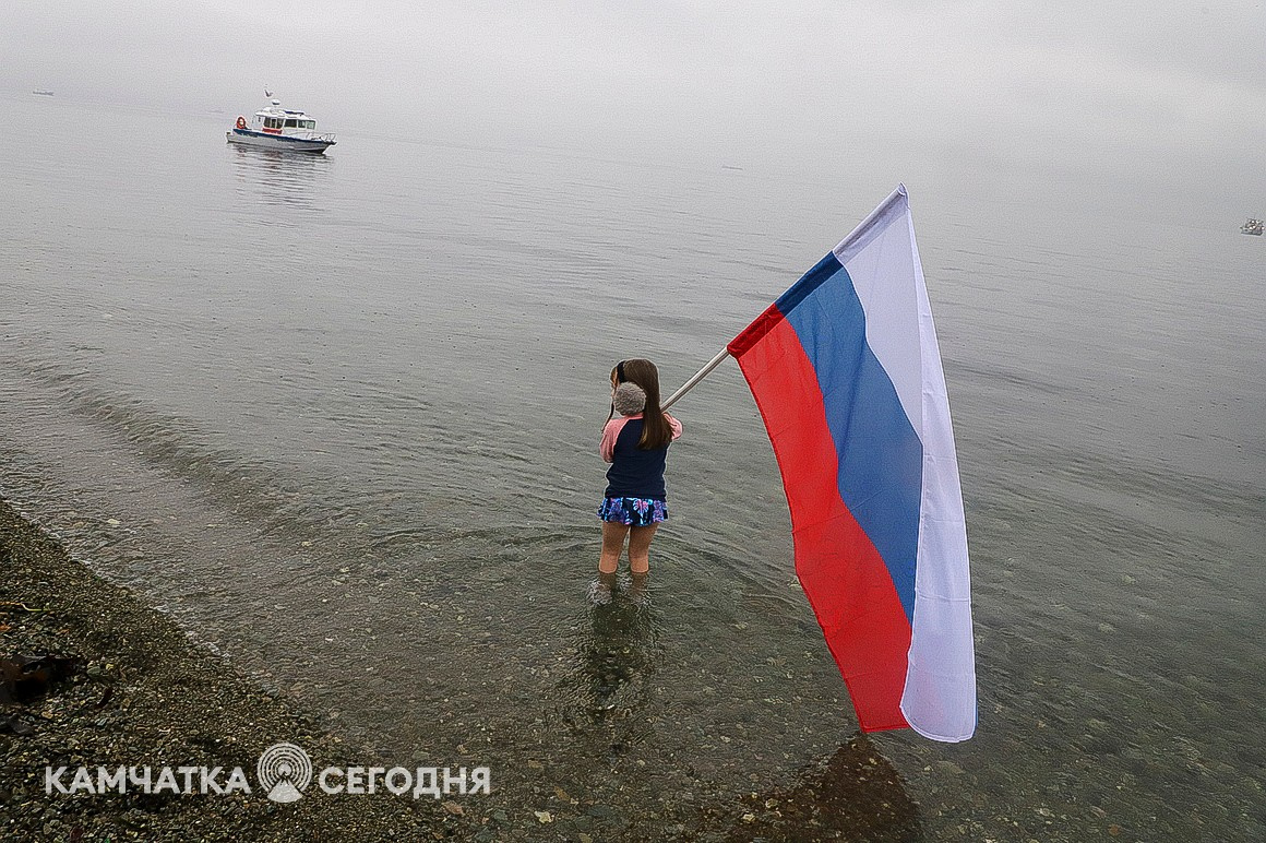 Заплыв в поддержку российских военных провели в бухте на Камчатке. Фоторепортаж. Фото: Виктор Гуменюк\ИА "Камчатка". Фотография 8