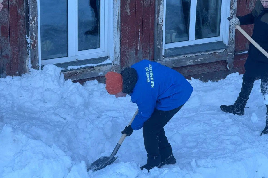 Молодая гвардия Камчатки помогает бороться с последствиями циклона. Фото: тг. kamgov41. Фотография 3