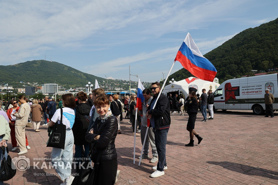 Триколор на главной площади Петропавловска-Камчатского - главный герой и триумфатор  . Фото: ИА «Камчатка» \ Виктор Гуменюк. Фотография 53