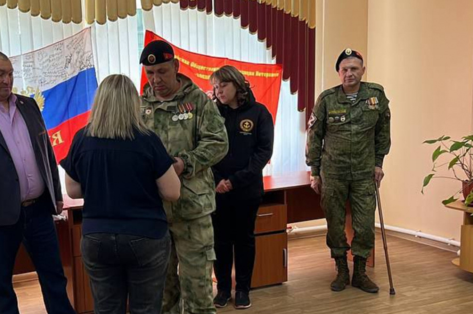 Памятные знаки «Семье погибшего защитника Отечества» доставили на Камчатку. Их вручают родственникам. Фото: филиал Фонда «Защитники Отечества». Фотография 4