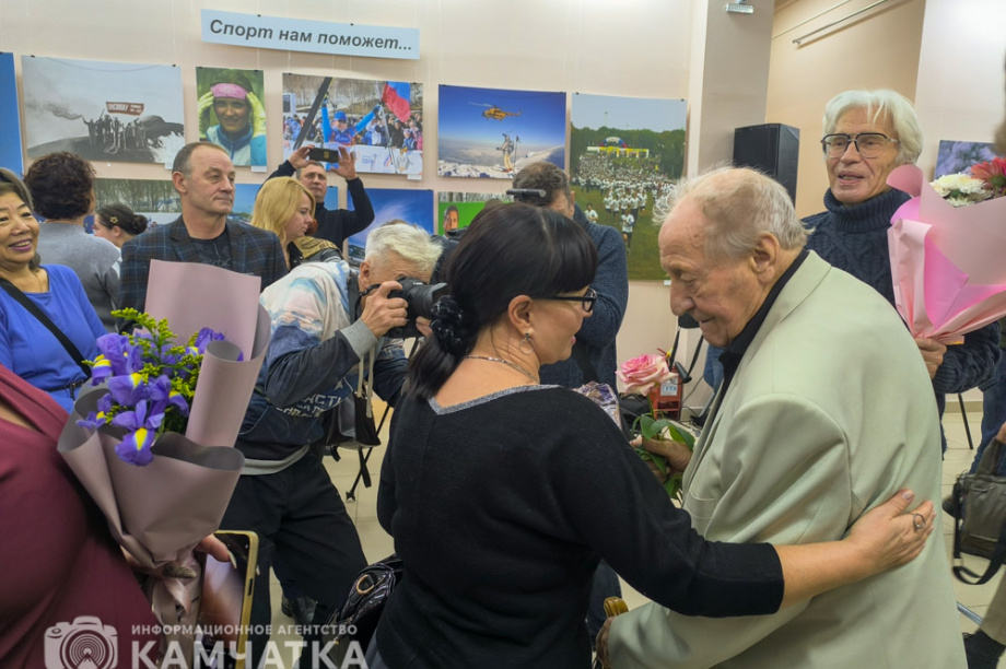 Известный камчатский фотограф Игорь Вайнштейн отметил свой 90-летний юбилей открытием выставки. Фото: ИА «Камчатка» \ Игорь Сафончик. Фотография 35