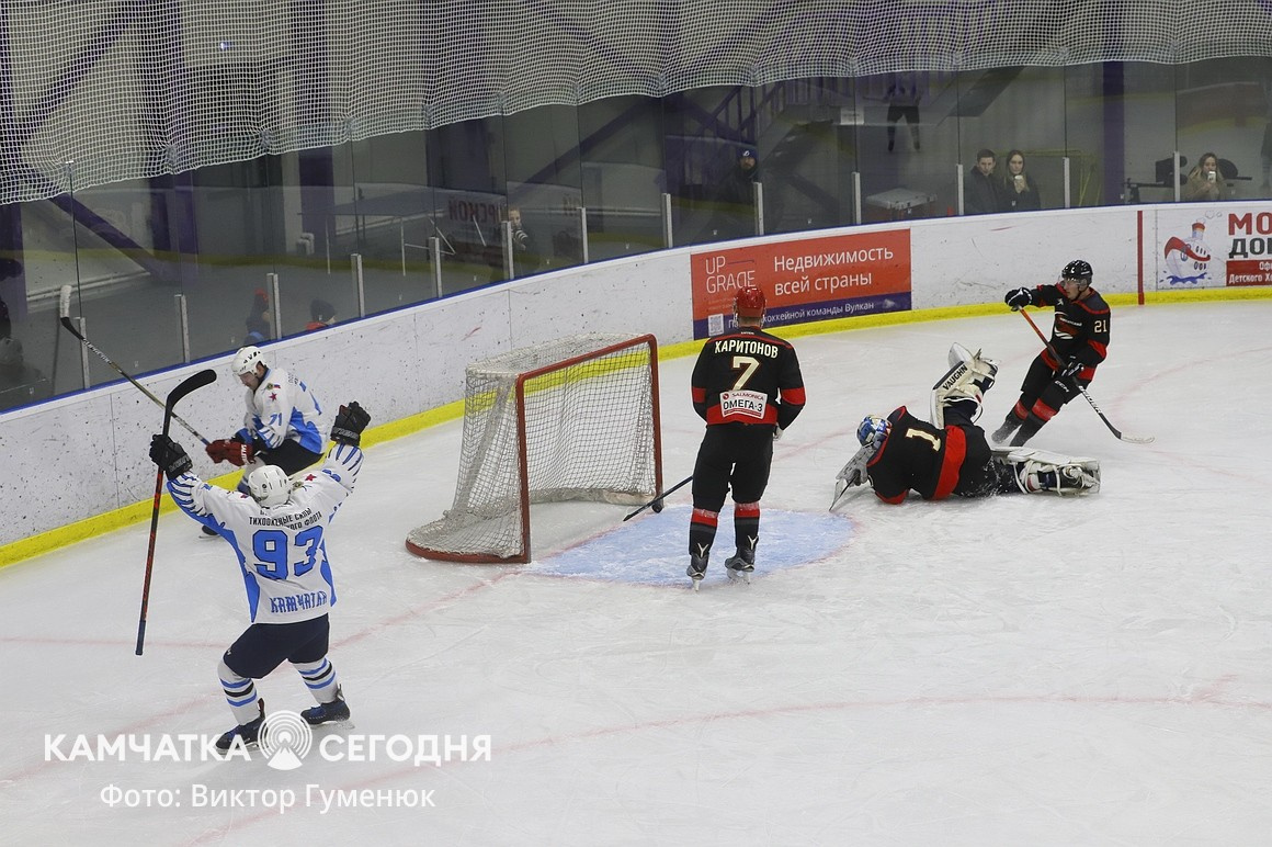 Чемпионат по хоккею среди взрослых команд стартовал на Камчатке. Фото: Виктор Гуменюк\ИА "Камчатка". Фотография 27