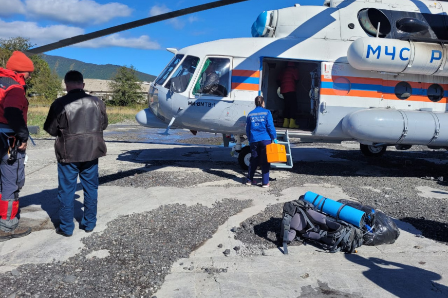Выживших на Ключевском вулкане туристов  доставили в больницу. Фото: пресс-служба КГКУ "ЦОД". Фотография 2