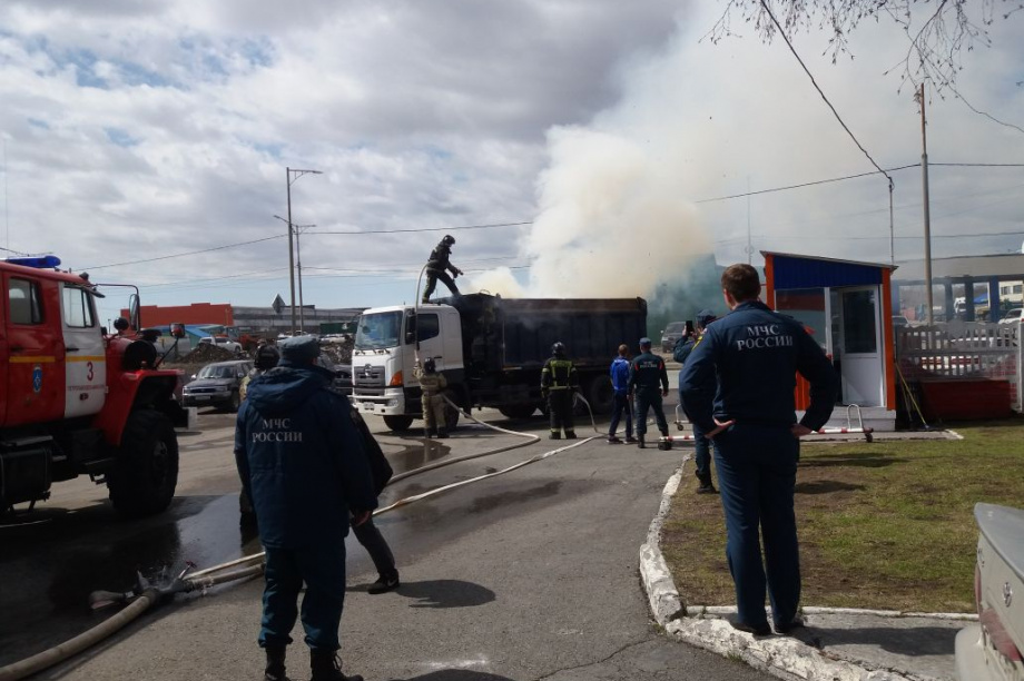 Горящий грузовик сам приехал в пожарную часть на Камчатке. Фото: пресс-служба ГУ МЧС России по Камчатскому краю