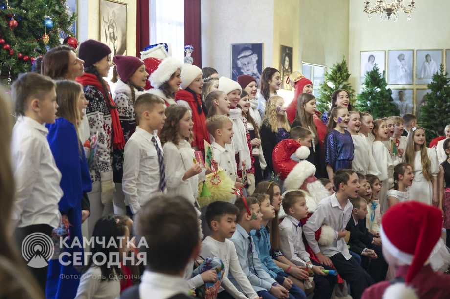 Пятьсот детей побывали на Губернаторской ёлке на Камчатке. Фото: ИА «Камчатка»/Игорь Сафончик. Фотография 50