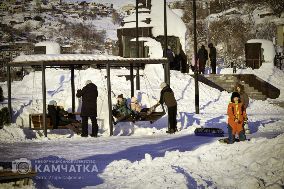 В Петропавловске-Камчатском продолжаются новогодние развлечения (фоторепортаж). Фото: «Камчатка Сегодня» \ Игорь Сафончик. Фотография 11
