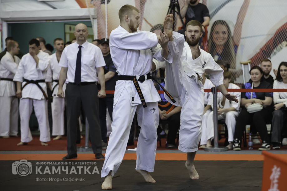 На Камчатке состоялся Чемпионат и первенство ДФО по каратэ-киокусинкай (фоторепортаж). Фото: «Камчатка Сегодня» \ Игорь Сафончик. Фотография 81