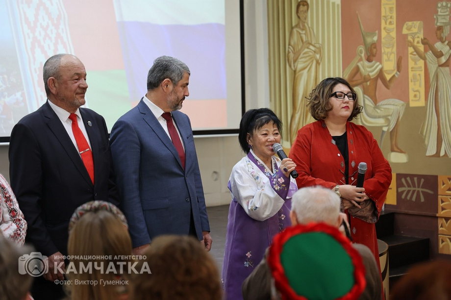 Праздничная программа «Единством сильны!» (фоторепортаж из библиотеки им. С.П. Крашенинникова). Фото: ИА «Камчатка» \ Виктор Гуменюк. Фотография 16