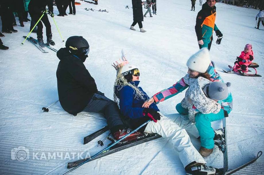 Горнолыжники устроили карнавальный заезд на «Морозке» в Елизово. Фото: ИА «Камчатка». Фотография 27