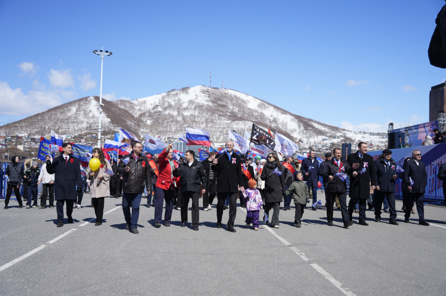 Тысячи камчатцев вышли на первомайское шествие на площади Ленина (фоторепортаж). . Фотография 1