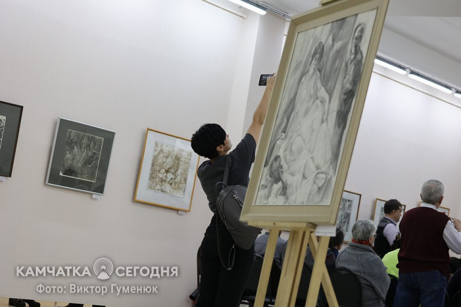 Открытие персональной выставки художника Владимира Заочного «Ах, эта графика». Фоторепортаж. . Фотография 12