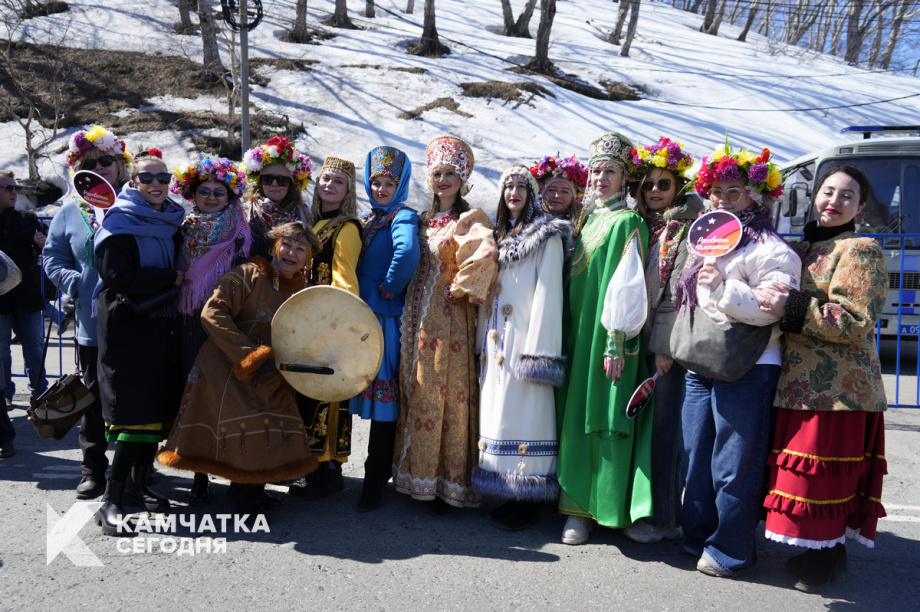 Тысячи камчатцев вышли на первомайское шествие на площади Ленина (фоторепортаж). Фото: ИА «Камчатка». Фотография 19